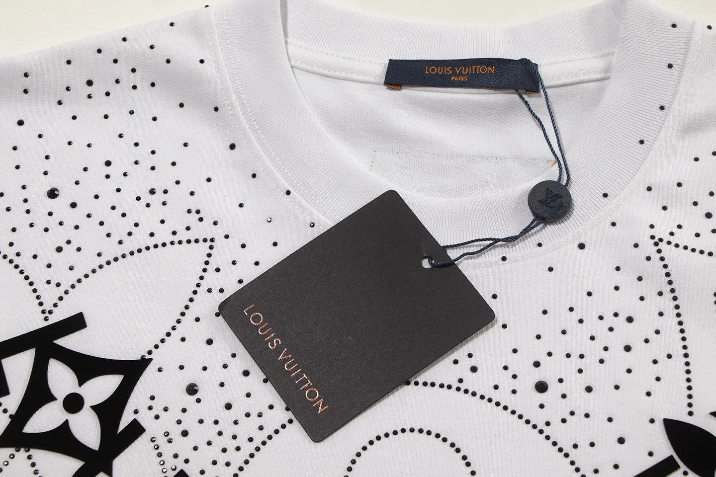 🅿️180 louis vuitto*2026 latest short-sleeved T-shirt (hot diamond) Material: Made of high version 300g double yarn combed cotton Size: S M L XL Color: black white Style number: W2652